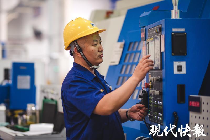 走近功勛模范｜數(shù)控機床上的“頂級工匠”孟維：在精密部件上“雕刻”出中國制造