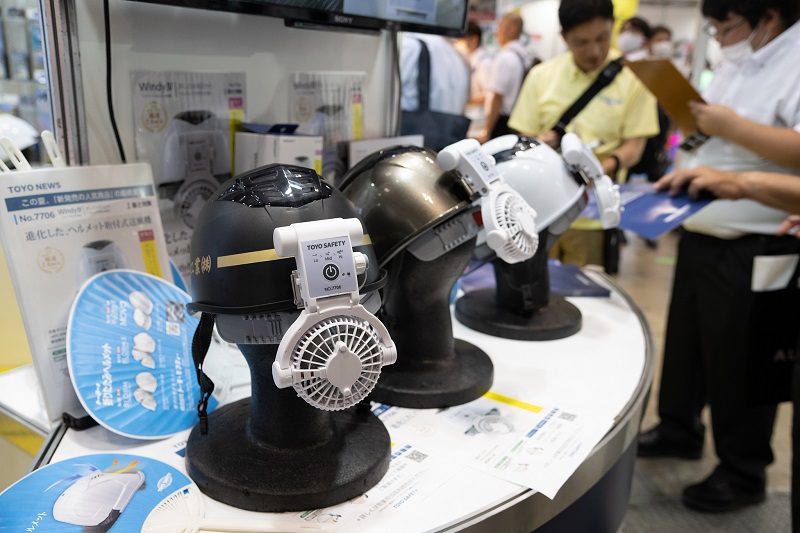 科技創(chuàng)新世界潮風(fēng)扇夾克、頸部冷卻器、高溫提示手表……東京博覽會(huì)上的抗暑“新玩意兒”(圖2)